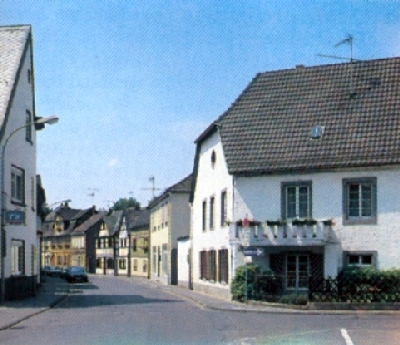 Hauptstraße in Bad BOdendorf - rechts Klosterhof von St. Thomas und dahinter Haus Fey