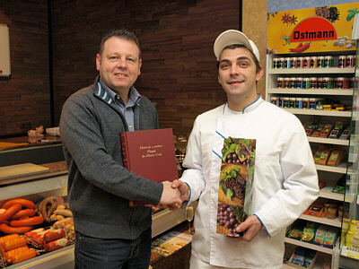 Ortsvorsteher Alexander Albrecht gratuliert Metzgermeister Stefan Unger zur Gesch�ftser�ffnung in Bad Bodendorf