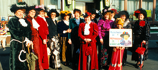Gruppenbild vor dem M�hnenumzug etwa Ende 70er Jahre - (v.l.) Magret Jakobs, Hannelore Plenz, Hildegart S�te, Renate L�dtke, Ulla M�ller, Marlene Unkelbach, Ulla Bauer, Katherina Schuld, Gabi Schmitz, Ulla Schmitz, Ruth Sausen, Karin Nordmann