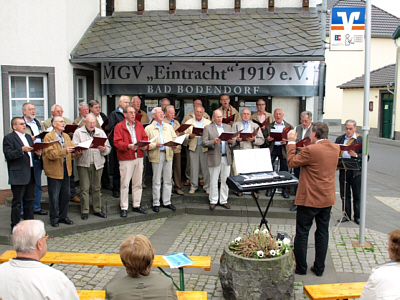 Maiansingen in Bad Bodendorf am Dorfbrunnen