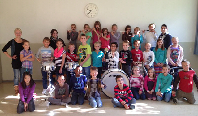 Spielmannszug Blau-Wei� zu Gast in der Grundschule