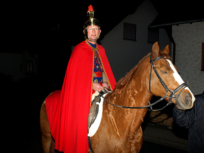 nach dem Martinsumzug l�dt der HBV zum D�ppekuche-Essen ein