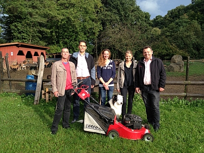 Dorffestgemeinschaft unterst�tzt Schwanenteich